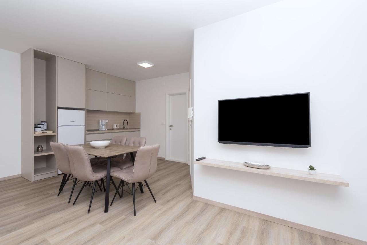 Apartments By The Sea Makarska - 19134 Ngoại thất bức ảnh