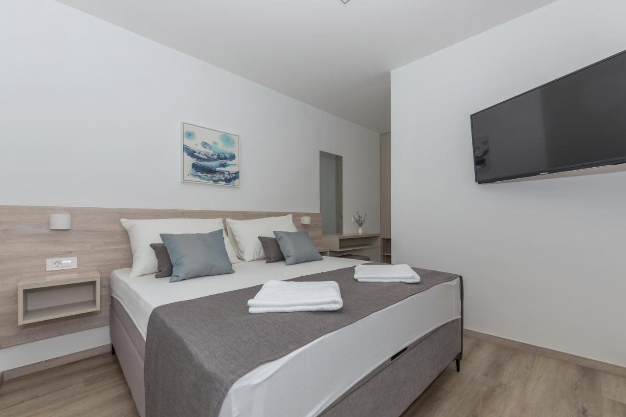 Apartments By The Sea Makarska - 19134 Ngoại thất bức ảnh